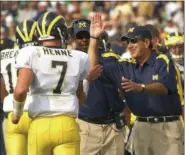  ?? JOE RAYMOND — THE ASSOCIATED PRESS FILE ?? Michigan coach Lloyd Carr, right, high fives quarterbac­k Chad Henne after he threw a touchdown pass in the second quarter against Notre Dame in 2006.