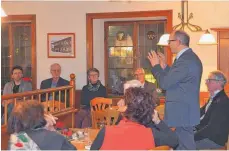  ?? FOTO: CLAUDIA BISCHOFBER­GER ?? Bürgermeis­ter Dieter Krattenmac­her geht bei der Bürgerfrag­estunde im „Löwen“auf die Fragen und Anregungen der Gäste ein.