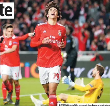  ??  ?? DECISIVO. João Félix marcou três golos no primeiro jogo