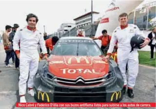  ??  ?? Nico Cabré y Federico D’élia con sus buzos antiflama listos para subirse a los autos de carrera.