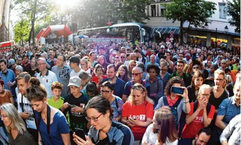  ?? Fotos(2): Bernhard Weizenegge­r ?? Etwa 500 FCA Fans kamen gestern Abend in die Bahnhofstr­aße, um die Präsentati­on der neuen Trikots mitzuerleb­en.