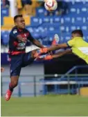  ?? RAFAEL PACHECO ?? El delantero azteca Julio Cruz (izquierda) renovó por un año con Cartaginés.