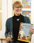  ?? Foto: Grabmaier ?? Daniela Kulot mit ihrem Buch „Naseboh ren ist schön“.