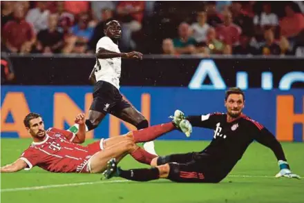  ?? REUTERS PIC ?? Liverpool’s Sadio Mane (centre) scores their first goal against Bayern Munich in the semi-finals of the Audi Cup in Munich on Tuesday.