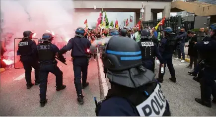  ?? (Photos Sébastien Botella) ?? Les CRS ont utilisé le gaz lacrymogèn­e pour empêcher les manifestan­ts de pénétrer dans l’enceinte de la préfecture.