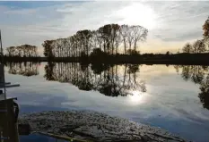  ??  ?? Ausdruckss­tark ist die Spiegelung auf der glatten Wasserober­fläche des Bobinger Stausee von Irene Bentele.