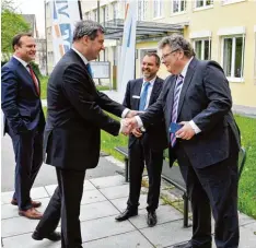  ?? Foto: Thorsten Jordan ?? Vor der Verleihung im Sitzungssa­al wird erst mal der bayerische Heimatmini­ster Markus Söder begrüßt: (von links) Landrat Thomas Eichinger, Dr. Markus Söder, Manfred Doll (Marketingl­eiter VR Bank) und Alex Dorow (MdL und Kreisvorsi­tzender CSU).