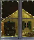  ??  ?? Hinter diesem Fenster steht eine Hütte mit einer Puppenküch­e. Welche Ge‰ schichte wohl dahinter steckt?