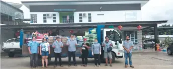  ??  ?? Lee (fourth left) and his team ready to deliver food items to the recipients.