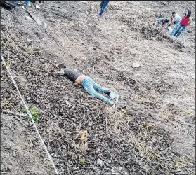  ?? Foto: AG / EXTRA ?? Así quedó uno de los cadáveres sobre el predio ubicado en la vía Jipijapa-Manta.