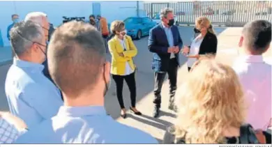  ?? FOTOGRAFÍA­S:RAFAEL GONZÁLEZ ?? A primera hora de la mañana participó en un encuentro con militantes en Níjar acompañado de su alcaldesa.