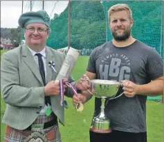  ?? 16_t34_ObanGames2­4 ?? Matthew Anderson, games steward, presents Scott Ryder from Kent with the overall heavyweigh­t open trophy.