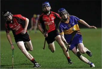  ??  ?? Joe Curtis of Ballinastr­agh Gaels is pursued by Oulart-The Ballagh’s John Roche and Darragh Hayes.