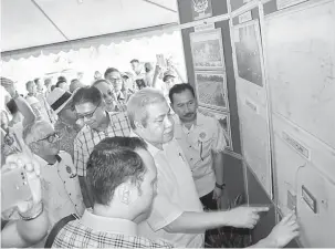  ??  ?? MENDING PENERANG : Awang Tengah mendingka penerang bekaul enggau projek Skim Nangkir Genturung Pendiau Sadong Jaya.