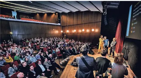  ?? RP-FOTO: MARKUS VAN OFFERN ?? Die Band „Lennaert &amp; de Bonski‘s“prüfte spielerisc­h die Sprachkenn­tnisse der Schüler.