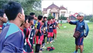  ?? RIZKA PERDANA/JAWA POS ?? KESEMPATAN BESAR: Puji Daryo memberikan instruksi kepada pemain di Lapangan BCF, Sidoarjo, (17/4).