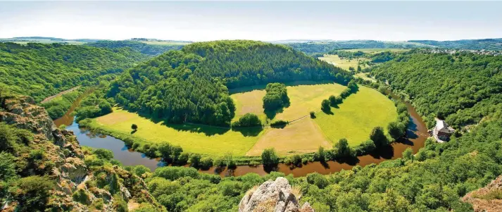  ?? FOTO: DOMINIK KETZ/DPA ?? Die Lahnschlei­fe Gabelstein bei Steinsberg ist eine der landschaft­lich schönsten Stellen entlang des Flusses.