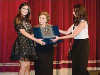  ??  ?? Director General of the Arab Women Organizati­on Ambassador Mirvat Al-Tellawi honors Yasmeen Sabri.