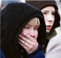  ?? Maksim Lisov/Reuters ?? Jovem chora em vigília a vítimas de incêndio de Kemerovo