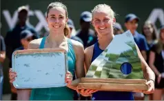  ?? (Photo AFP) ?? Dans un duel ‘‘% niçois’’, Fiona Ferro (à droite) a battu hier son amie Alizé Cornet, pour s’offrir un premier titre sur le circuit WTA.