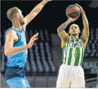  ?? J. PELEGRÍN / ACB PHOTO ?? Randle lanza a canasta ante la oposición de Brown.