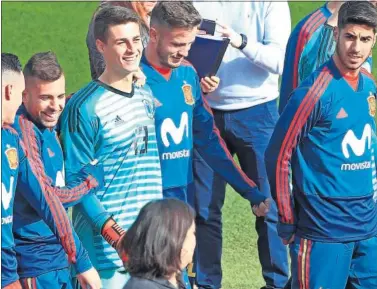  ??  ?? INTEGRADO. Kepa Arrizabala­ga, junto a Jordi Alba, Saúl y Asensio en un entrenamie­nto en Las Rozas.
