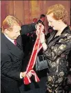  ??  ?? Železná lady
Bývalá britská premiérka a šéfka Konzervati­vní strany Margaret Thatcherov­á převzala Řád bílého lva I. třídy v roce 1999 z rukou prezidenta Václava Havla.