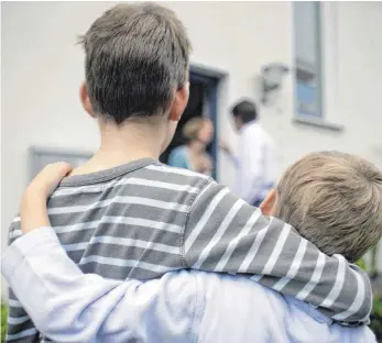  ?? FOTO: IMAGO ?? Wenn Eltern sich trennen, gibt es anschließe­nd allzu oft Streit ums Umgangsrec­ht. Zum Wohle der Kinder sollte man trotz unterschie­dlicher Ansichten nach Kompromiss­en suchen.