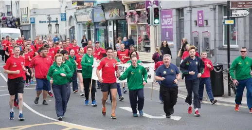  ??  ?? Garda Aidan O’Mahony led the torch run into Tralee on Monday evening with the help of his fellow gardaí and Special Olympians.