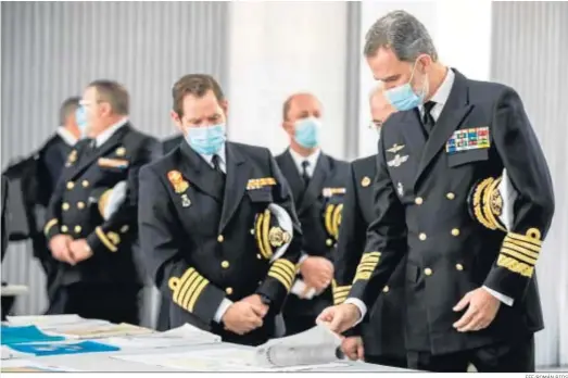  ?? EFE/ROMÁN RIOS ?? Felipe VI mira algunos documentos acompañado del director del Instituto Hidrográfi­co de la Marina, Daniel González-Aller.