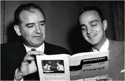  ??  ?? Roy Cohn et le sénateur Joseph McCarthy (à g.), dont il fut le conseiller, ici à New York en mars 1954.