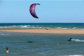  ??  ?? À Trousse Chemise, le célèbre petit bois cache une grande plage. Elle donne sur le banc du bûcheron (se découvrant
à marée basse). Le site, superbe, attire autant les familles que les amateurs de kitesurf.