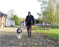  ??  ?? HASSE + HUSKY = SANT. Varje dag syns Husky och Hasse på långa promenader i och utanför Falkenberg.