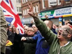  ?? Foto: AFP / Oli Scarff ?? ... und in Newcastle upon Tyne, Nordenglan­d