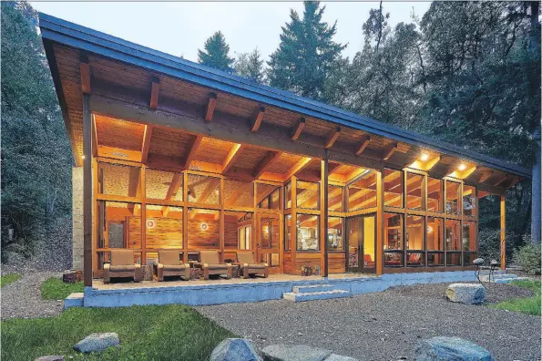  ?? THE ASSOCIATED PRESS ?? This island house, featured in Prefabulou­s Small Houses, is built with structural insulated panels and a timber frame.