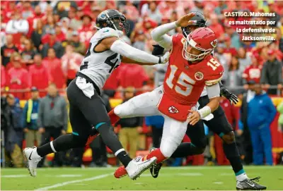  ??  ?? CASTIGO. Mahomes es maltratado por la defensiva deJacksonv­ille.