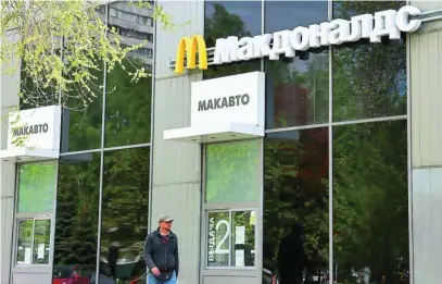  ?? REUTERS ?? Un hombre pasa frente a un McDonald’s en Moscú