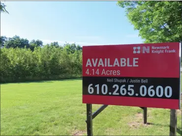  ?? DAN SOKIL — MEDIANEWS GROUP ?? An “Available” sign stands on a four-acre parcel along Pennbrook Parkway where a developer has begun talks on a proposed housing project.