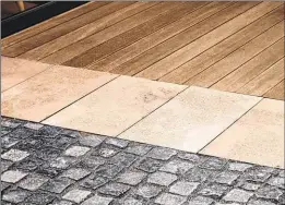  ??  ?? Stein, Holz oder Platten – eine Terrasse, viele Möglichkei­ten