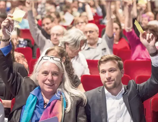  ??  ?? Si Manon Massé a voté contre la convergenc­e avec le Parti québécois hier soir, son nouveau co-porte-parole, Gabriel NadeauDubo­is, aurait pour sa part préféré ouvrir le dialogue avec les péquistes.