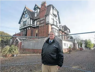 ?? Picture: Tina Norris. ?? Councillor Colin Davidson outside the Lundin Links Hotel.