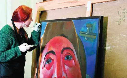  ?? FOTOGRAFÍA­S: MUSEO THYSSEN-BORNEMISZA ?? Una conservado­ra prepara uno de los lienzos para transporta­rlo al Museo Thyssen en Madrid