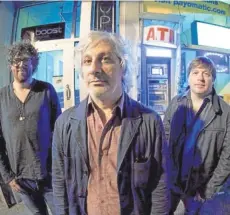  ?? FOTO: MICHAEL LAVINE ?? El músico Lee Ranaldo (al centro) junto a su banda, The Dust.