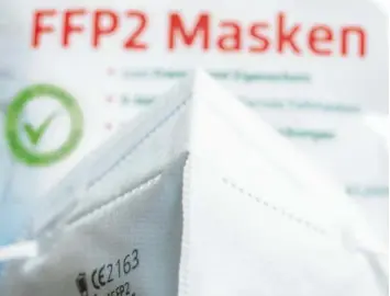  ?? Foto: Frank Rumpenhors­t, dpa ?? 2,5 Millionen FFP2‰Masken sind in Bayern für Bedürftige vorgesehen.