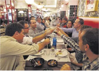  ?? Elisenda Pons ?? Cena de empresa en un restaurant­e barcelonés, en una foto de archivo.