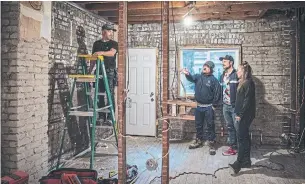  ?? MOE DOIRON FILE PHOTO FOR THE TORONTO STAR ?? High prices are spurring some to rethink plans to buy a bigger home. A poll by CIBC last year found that two-thirds of Canadian homeowners prefer to renovate rather than sell and move.