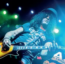  ??  ?? Mito Slash, chitarrist­a dei Guns N’ Roses, uno degli headliner di Rock the Castle