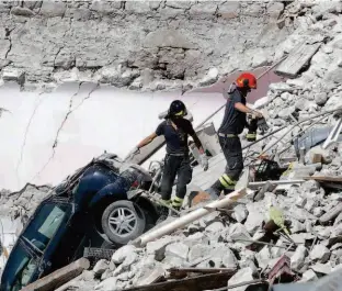  ?? Gregorio Borgia/AP ?? Equipes de resgate abrem caminho entre casas destruídas em Pescara del Tronto, na Itália, uma das cidades mais atingidas pelo terremoto de quarta