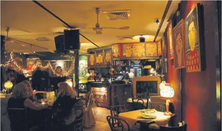  ??  ?? El restaurant­e Reka, con su caracterís­tica decoración y luz ténue, se ha convertido en uno de los locales más visitados del barrio de Zemun.
