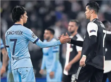  ??  ?? João Félix y Cristiano se saludan en el Juventus-Atlético de la pasada temporada.